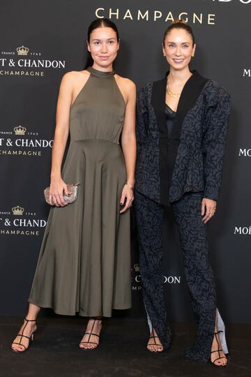 Gracy Villarreal (d) posa en el photocall de la fiesta navideña de Moët & Chandon.