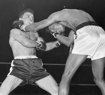 Jake LaMotta, 'Toro Salvaje', nació en Nueva York en 1921. Peleó en 106 combates de los que ganó 83 (30 por KO). Su gran rival fue Sugar Ray Robinson, al que ganó la segunda vez que se enfrentaron siendo el primer boxeador que conseguía vencerle. 
El 16 de junio de 1949 consiguió por KO el tí­tulo mundial de los pesos medios ante Marcel Cerdan. En la tercera defensa del título, el 14 de febrero de 1951, perdió ante Sugar Ray Robinson en una pelea que se bautizó como 'La matanza de San Valentín' debido a su crudeza. El 14 de abril de 1954 se subió al ring por última vez.
Después de su retirada compró un club nocturno. Tras perderlo por diversos problemas legales inició una carrera como comediante.
La película basada en su vida, Toro Salvaje, tuvo 8 nominaciones a los Óscar y se llevó 2 estatuillas (mejor montaje y mejor actor para Robert DeNiro).
En la imagen, 'La matanza de San Valentín´, en la que perdió el tí­tulo mundial de pesos medios ante Sugar Ray Robinson.