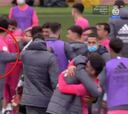El gesto de Raúl con sus jugadores tras la victoria que ejemplifica su madridismo