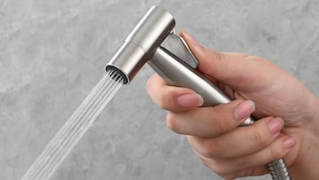 Ducha higi¨¦nica para WC de acero inoxidable disponible en Amazon.