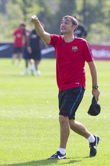 Ernesto Valverde, muy activo y pendiente de sus jugadores durante el primer entrenamiento en Estados Unidos.