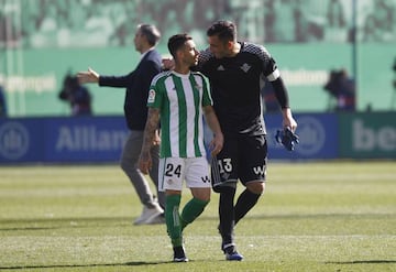 Adán y Rubén Castro, tras el partido contra el Barcelona.