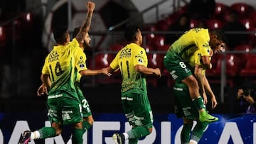 Gonzalo Castellani (R) of Argentina&#039;s Defensa y Justicia celebrates with teammates his goal scored against Brazilx92s Sao Paulo during their 2017 Copa Sudamericana football match held at Morumbi stadium, in Sao Paulo, Brazil on May 11, 2017. / AFP PH