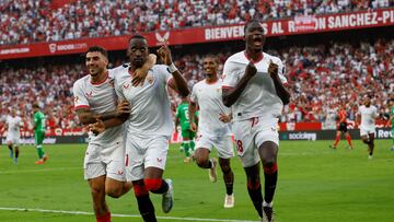 Lukebakio y los futbolistas del Sevilla celebran el gol de penalti del belga.