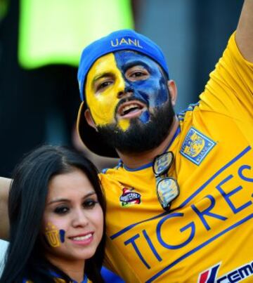 Fans of Mexico's Tigre chher for their team before the start of their Copa Libertadores first leg final against Argentina's River Plate at the University stadium in Monterrey, Mexico on July 29, 2015.   AFP PHOTO/ RONALDO SCHEMIDT