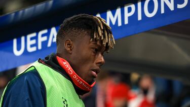 PRAGUE (Czech Republic), 25/11/2025.- Athletic Club's Nico Williams arrives on the substitutes bench prior to the UEFA Champions League league phase match between Slavia Praha and Athletic Cub in Prague, Czech Republic, 25 November 2025. (Liga de Campeones, República Checa, Praga) EFE/EPA/MARTIN DIVISEK