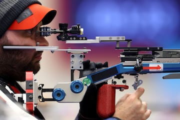 Ryan Cockbill del equipo de Gran Bretaña compite en la final de tiro con rifle en posición tendido SH2 de 50 metros mixtos de la categoría R9. 