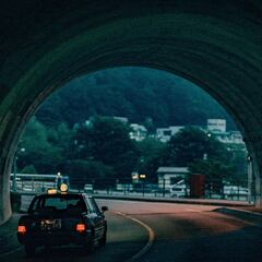 La advertencia de la DGT sobre el 'efecto pantalla' en el coche: ¿qué es y cómo evitarlo en túneles?