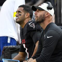 What stops the clock in the NFL? What are the rules regarding ball out of bounds?