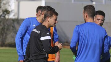 Mosquera, con sus jugadores, durante un entrenamiento con el Extremadura.