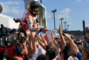El piloto catalán ganó su quinto mundial (tercero de MotoGP) tras ganar la carrera del Gran Premio de Japón. En la imagen, Márquez celebra el mundial con su equipo.