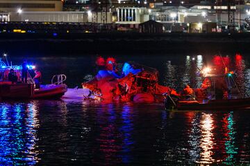 Los equipos de respuesta a emergencias, incluidos los bomberos y servicios mdicos de emergencia de Washington, trabajan con los restos del ro Potomac cerca del aeropuerto Ronald Reagan de Washington.