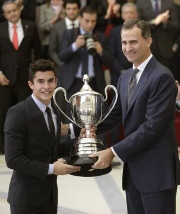 El rey Felipe entrega al piloto Marc Márquez, el Premio Rey Felipe, durante la ceremonia de entrega de los Premios Nacionales del Deporte 2014.