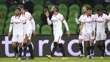 Los jugadores celebran el primer tanto. 