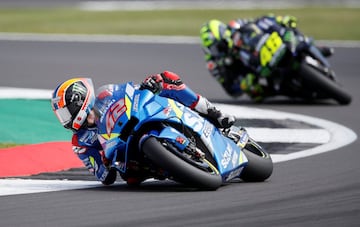 Álex Rins y Valentino Rossi durante la carrera. 