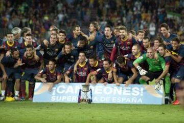 El 28 de agosto de 2013 se celebró el partido de vuelta de la Supercopa de España. El Barcelona empató a uno en la ida en el Calderón y en la vuelta acabaron 0-0. En la imagen, el Barcelona posa con el trofeo.
