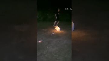 Le prenden fuego a un balón y se ponen a jugar futbol