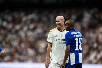 Zidane sonr赤e durante un lance de juego parado en el Coraz車n Classic Match.