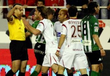 El ¨¢rbitro Bernardino Gonz¨¢lez V¨¢zquez mostr¨® 12 tarjetas amarillas. Temporada 2005-2006