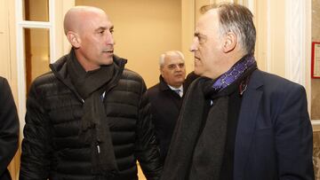 24/11/16 TOMA DE POSESION DEL NUEVO SECRETARIO DE ESTADO PARA EL DEPORTE JOSE RAMON LETE
LUIS RUBIALES , AFE ASOCIACIONES FUTBOLISTAS ESPAÑOLES Y JAVIER TEBAS PRESIDENTE DE LA LIGA LFP