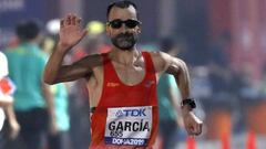 El espa&ntilde;ol Jes&uacute;s &Aacute;ngel Garc&iacute;a Bragado llega a la meta de la prueba de marcha de 50 km en el Mundial de Atletismo IAAF Doha 2019.