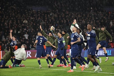 Los futbolistas del PSG celebran su victoria en el partido de la UEFA Champions League ante el Manchester City en París.
