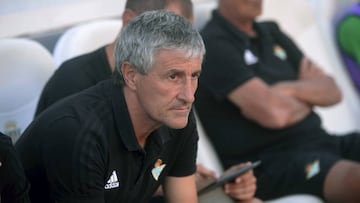 El entrenador del Real Betis, Quique Setién, durante el partido amistoso ante el Córdoba disputado esta noche en el estadio Nuevo Arcángel.