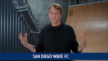 Tony Hawk le da la bienvenida a Alex Morgan a San Diego