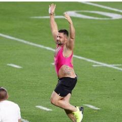 Hombre que invadió el Super Bowl se compraría una jirafa con sus ganancias