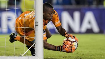 Wuilker Far&iacute;&ntilde;ez atrapa un bal&oacute;n en un partido de la Copa Sudamericana