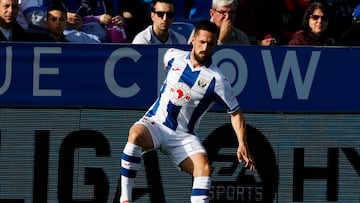 Miramón controla un balón durante un partido con el Leganés.