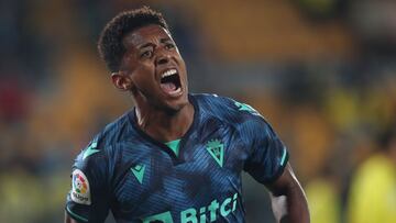 Choco Lozano del Cádiz celebra uno de los goles contra el Villarreal.