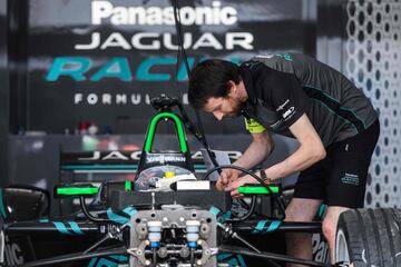 Mecánico del Panasonic Jaguar trabajando en el coche del brasileño Nelson Piquet Jr's.