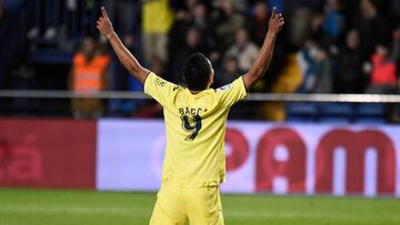 Bacca celebra un gol con la camiseta del Villarreal.