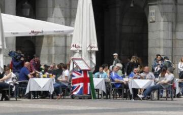 Los seguidores del Chelsea inundaron las calles del centro de Madrid, disfrutando del buen tiempo.