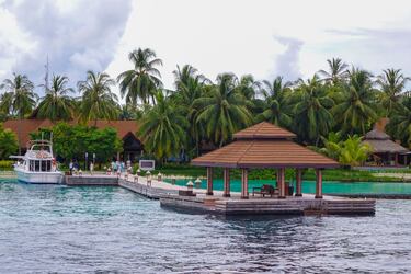 Vivir rodeados de agua les ha dado a los maldivos una oportunidad de oro para ofrecer a los viajeros un increíble abanico de actividades relacionadas con el mar. Este país asiático formado un conjunto 26 atolones con forma de anillos que se componen de más de 1,000 islas de coral. Es conocido por las playas, las lagunas azules y los extensos arrecifes.  En la imagen se ve el Kurumba Island Resort en Vihamanafushi, atolón norte de Malé, Maldivas. Kurumba es un resort galardonado con múltiples premios, con 180 habitaciones y villas, 8 restaurantes y 4 bares, cerca de la ciudad de Malé y del Aeropuerto Internacional de Malé. El nombre Kurumba significa coco en dhivehi, idioma local. 