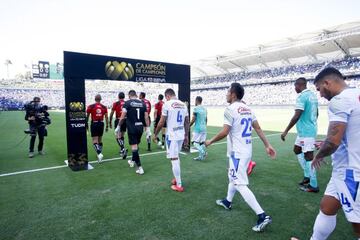 Jugadores de Cruz Azul y León saltan al campo para disputar el duelo por el Campeón de Campeones en Los Angeles