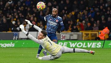 WOLVERHAMPTON, ENGLAND - FEBRUARY 10: Alexandre Lacazette of Arsenal misses an easy chance as Jose Sa of Wolverhampton Wanderers dives during the Premier League match between Wolverhampton Wanderers and Arsenal at Molineux on February 10, 2022 in Wolverha