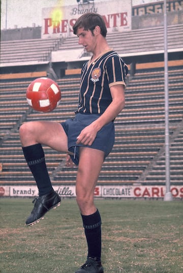 Action photo of Enrique Borja player of Pumas, season 1965/ Foto de acci&#xf3;n de Enrique Borja jugador del Pumas, temporada 1965.
Action photo of Enrique Borja player of Pumas, season 1965/ Foto de accin de Enrique Borja jugador del Pumas, temporada 1965.