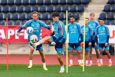 España busca socio para Huijsen