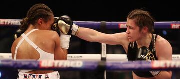 Katie Taylor golpea a Natasha Jonas.