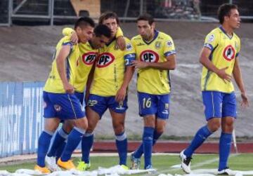 Gabriel Vargas celebra su golazo desde mitad de cancha.