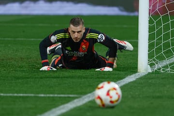 El guardameta ucraniano del Real Madrid Andriy Lunin durante el partido de cuartos de final de la Copa del Rey ante el Legans.