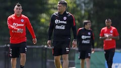 Vidal y Medel terminan con molestias en práctica de la Roja