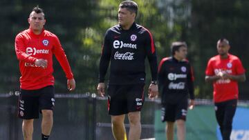 Vidal y Medel terminan con molestias en práctica de la Roja