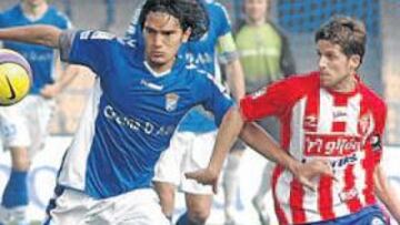 <b>SIN SUERTE. </b>Andreu persigue a Abel Aguilar en el partido disputado el domingo por el Sporting contra el Xerez, en el estadio de Chapín.