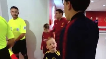 Más gestos como este por favor: Bellerín y un niño en el túnel...