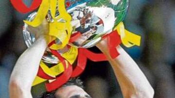 <b>AÑO TRIUNFAL. </b>Casillas, elcapitán de la Roja, levantó la Eurocopa.