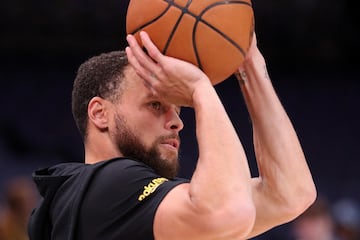 Stephen Curry #30 of the Golden State Warriors warms up 