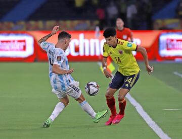 Con un gol en el último minuto, la Selección Colombia salvó un punto en el encuentro ante los dirigidos por Scaloni.  Luis Fernando Muriel y Miguel Borja anotaron. 